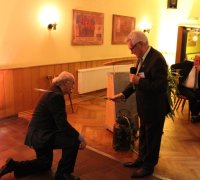 Der stellvertretende Bürgermeister Norbert Hagedorn schlägt Josef Schnäker zum 3. Ritter der Tafelrunde